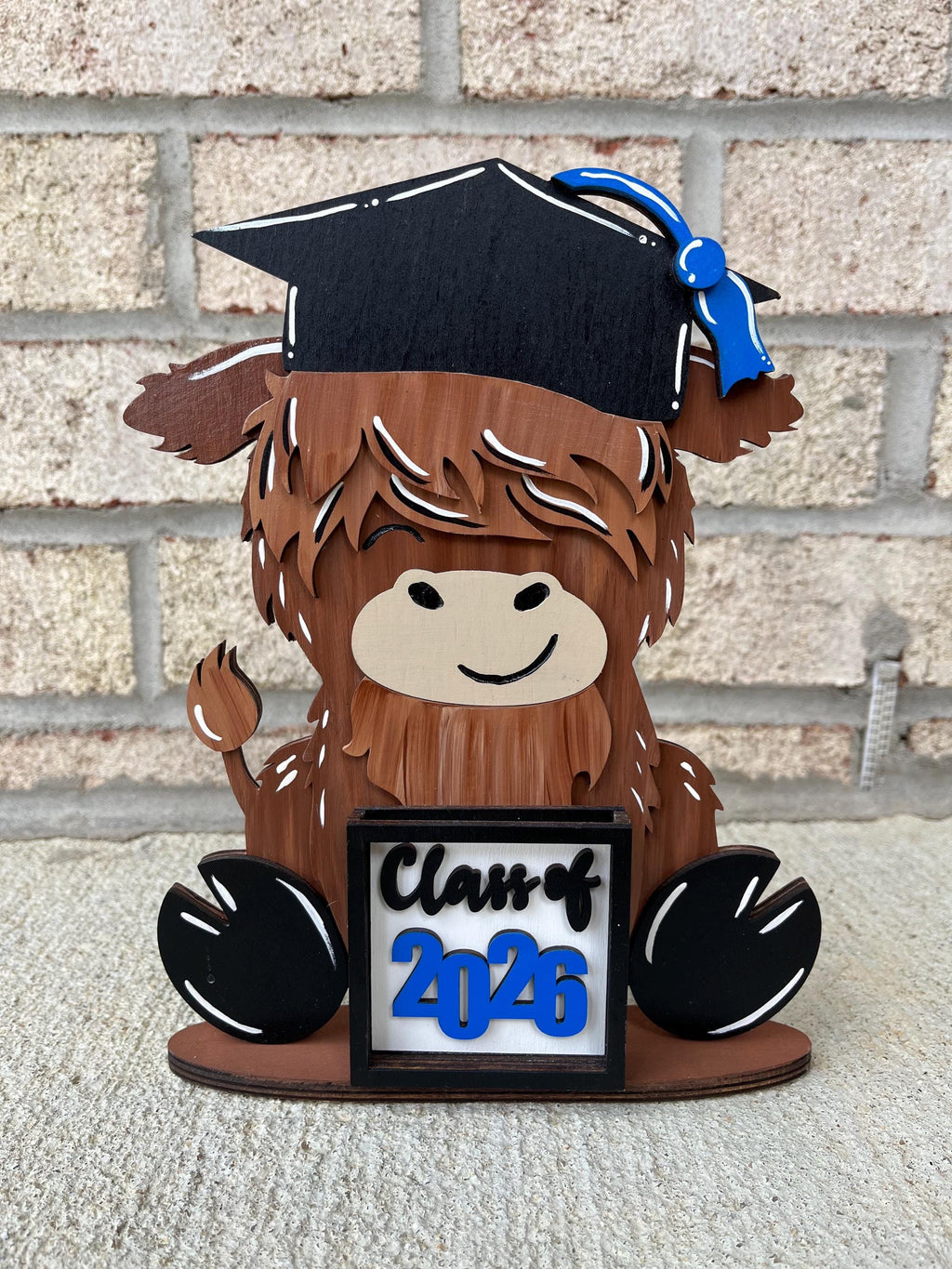 Graduation Highland Cow with Class of 2025 Mini Sign