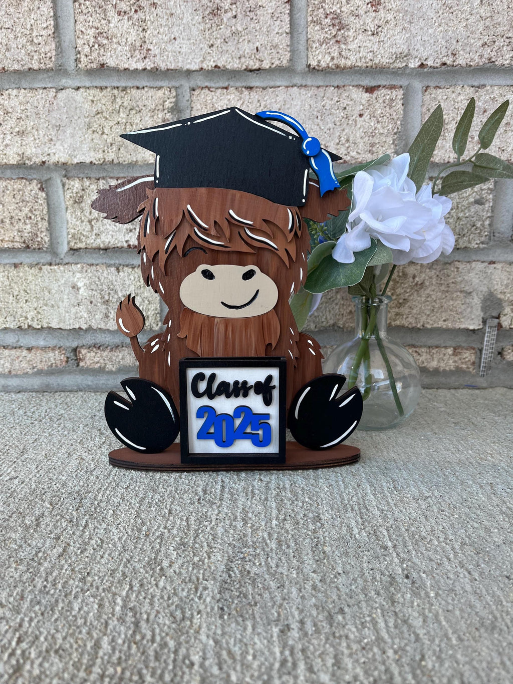 Graduation Highland Cow with Class of 2025 Mini Sign