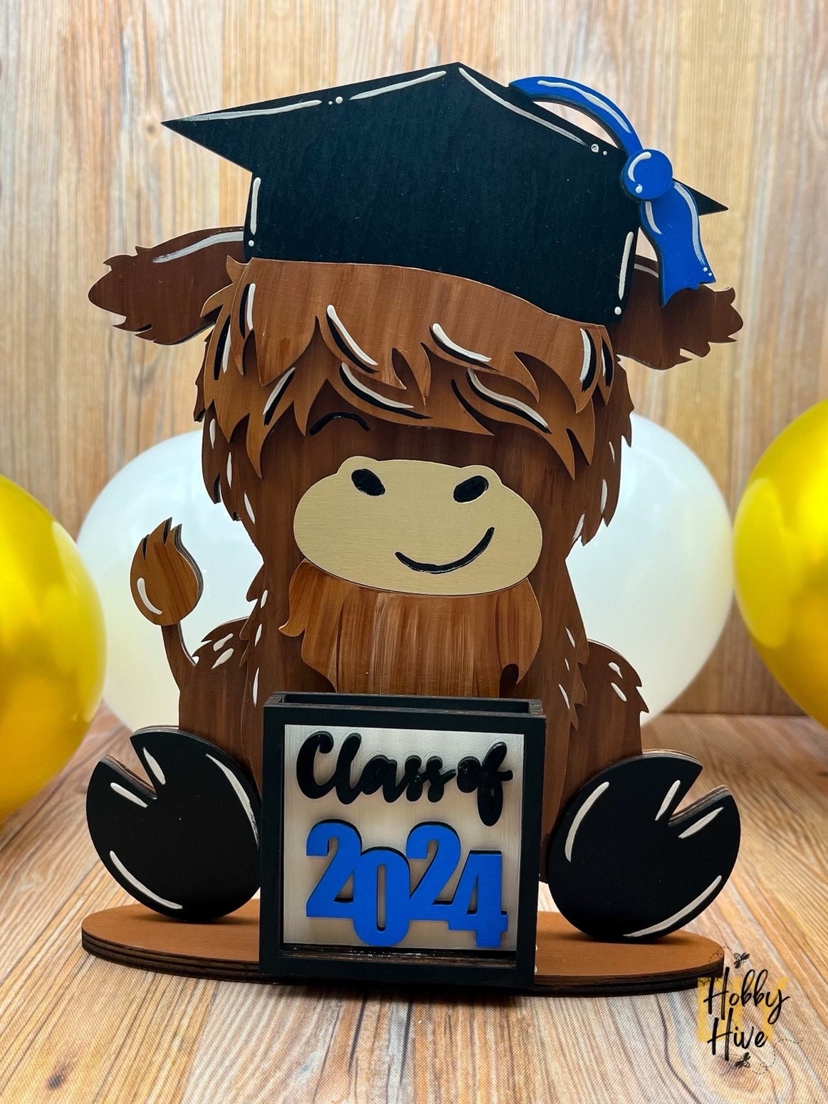 Graduation Highland Cow with Class of 2025 Mini Sign