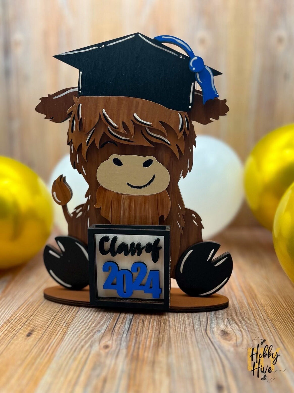 Graduation Highland Cow with Class of 2025 Mini Sign