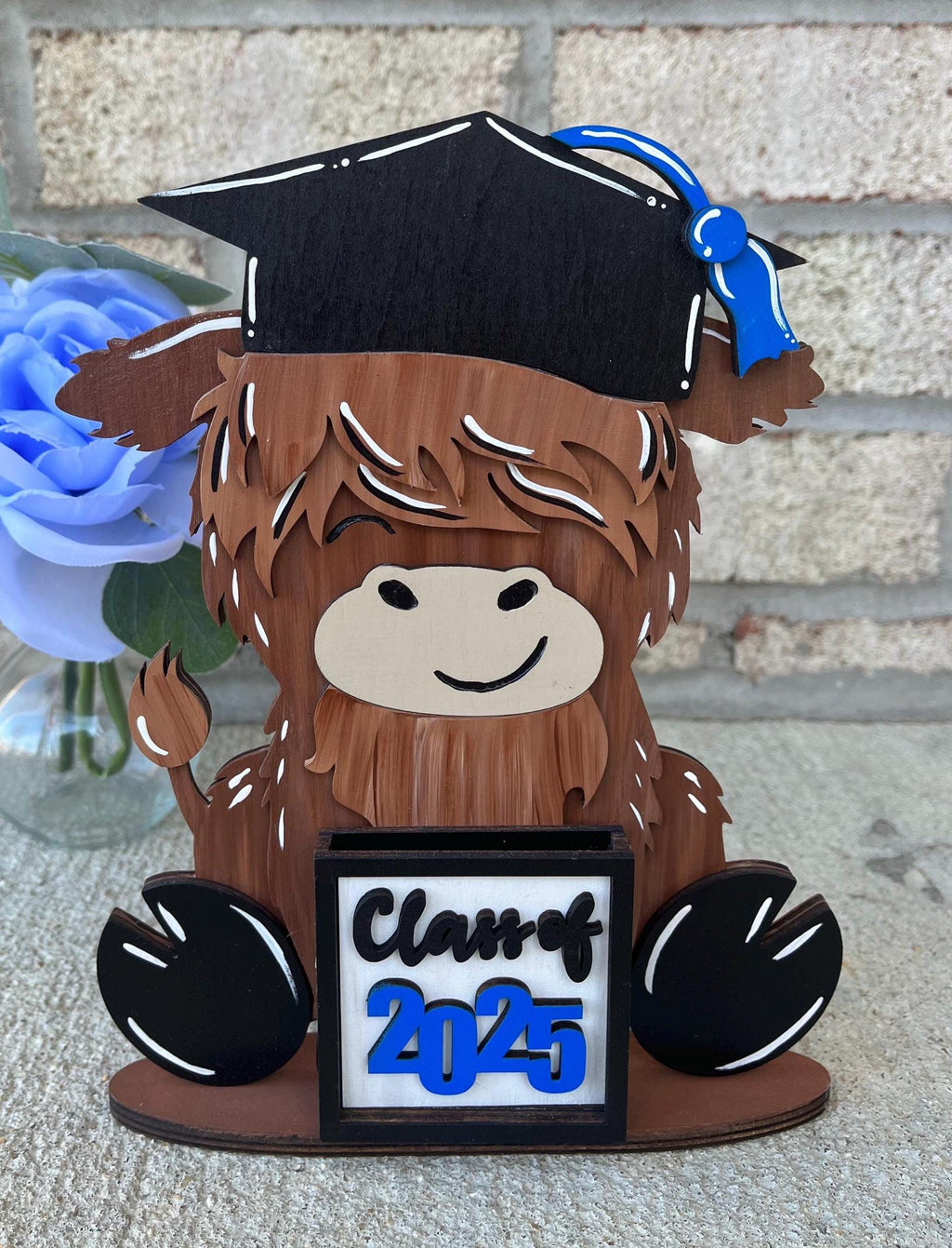 Graduation Highland Cow with Class of 2025 Mini Sign