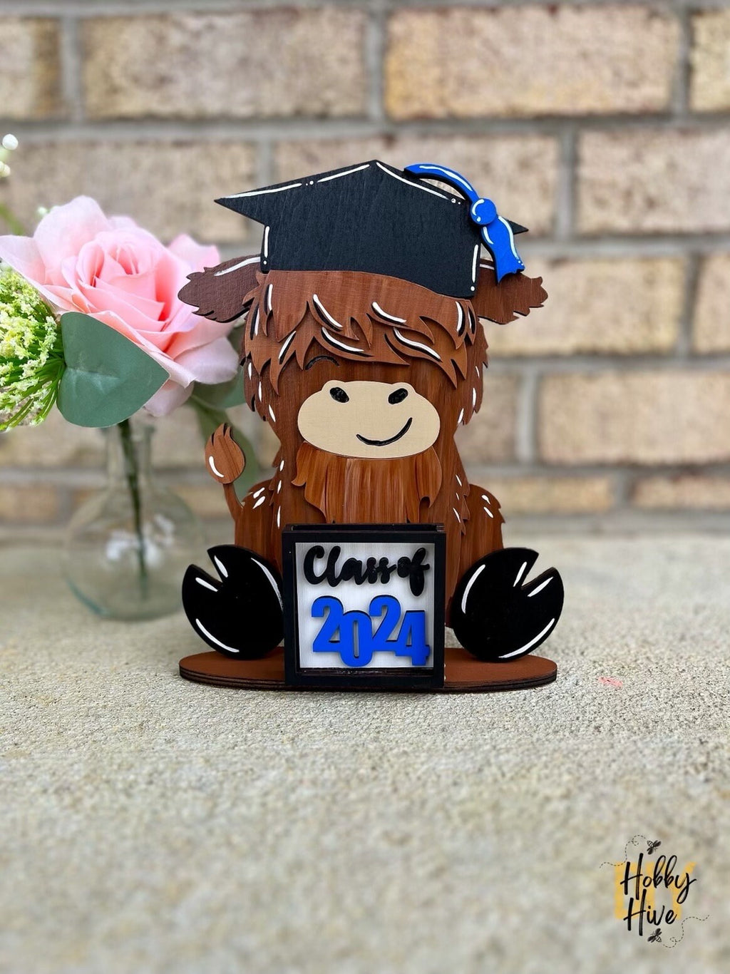 Graduation Highland Cow with Class of 2025 Mini Sign