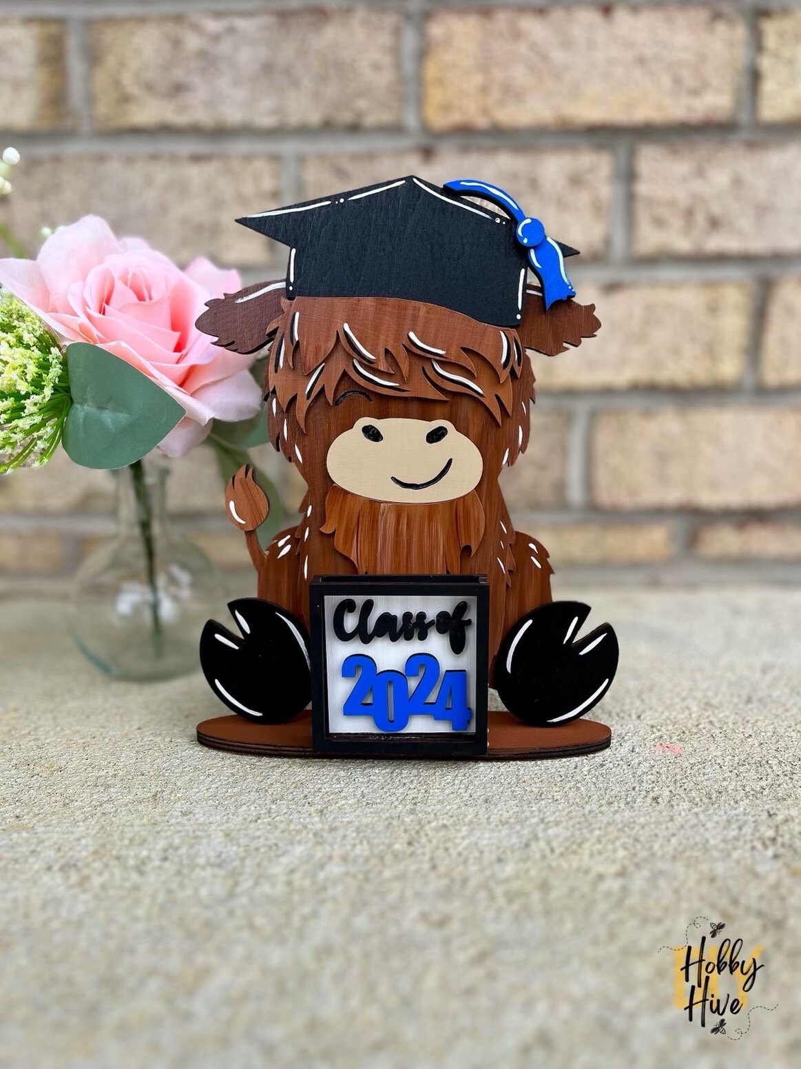Graduation Highland Cow with Class of 2025 Mini Sign